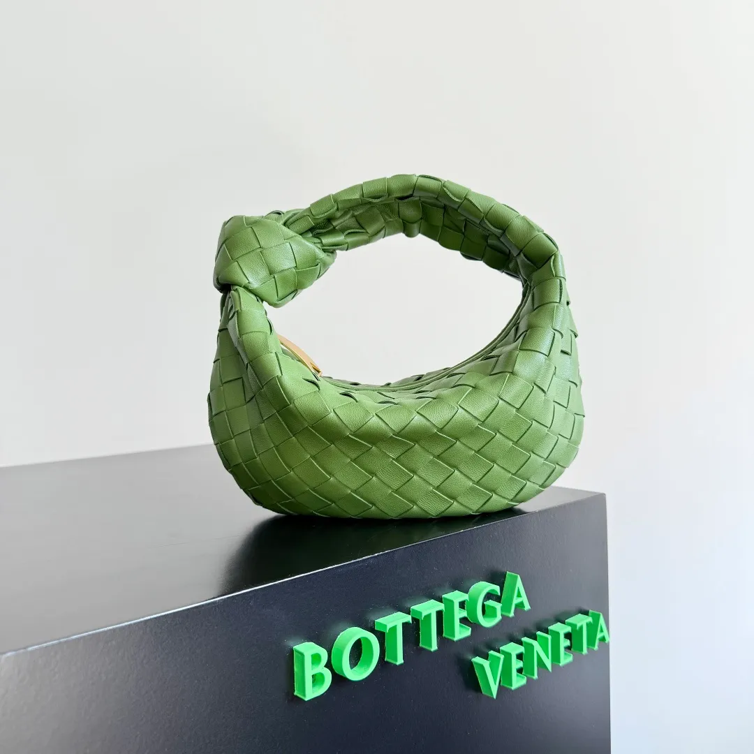Batch 1120 Bottega veneta͙.——The latest woven knotted hobo🔥 The top-grade lambskin leather is very soft, the bag shape is unique, practical and durable. It retains the traditional woven elements while being a little more flamboyant ~ Made of hand-woven sheepskin, zipper opening and closing, curved seamless structure, effortless to match. Highly recommended⚠️⚠️⚠️ The highest-end in the market🌈 Welcome to compare [all shipped from the factory with a full set of packaging] size: 26x13x8.5cm.    Model: 651876